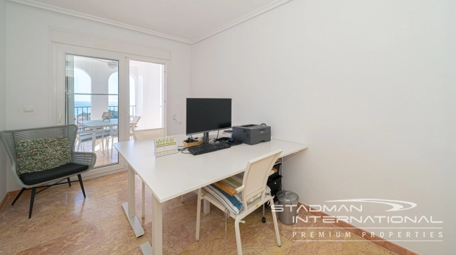 Leilighet med Vakre Sjøutsikter nær Stranden og Havnen