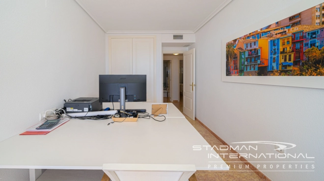 Leilighet med Vakre Sjøutsikter nær Stranden og Havnen