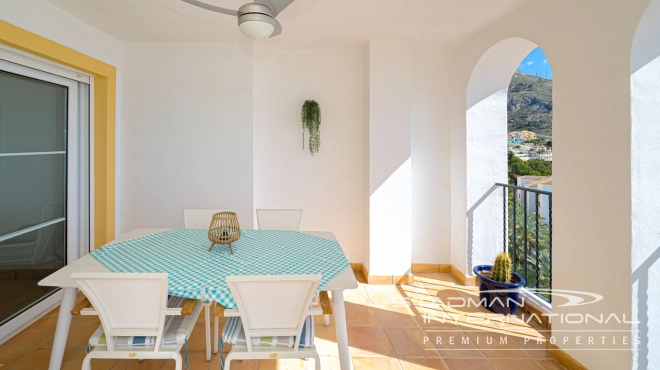 Leilighet med Vakre Sjøutsikter nær Stranden og Havnen