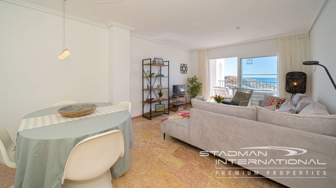 Leilighet med Vakre Sjøutsikter nær Stranden og Havnen