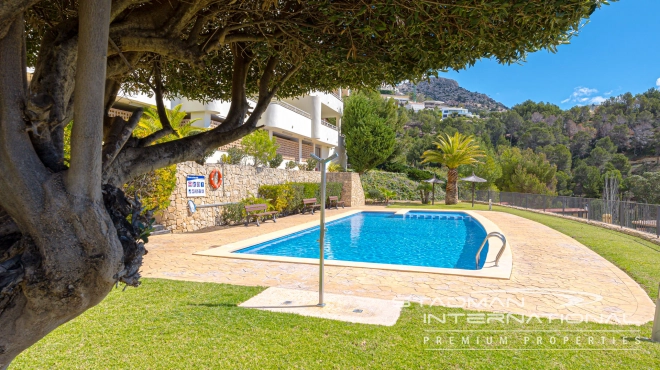 Romslig Hjørneleilighet med Vakker Sjøutsikt i Altea Hills