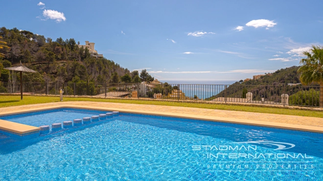 Romslig Hjørneleilighet med Vakker Sjøutsikt i Altea Hills