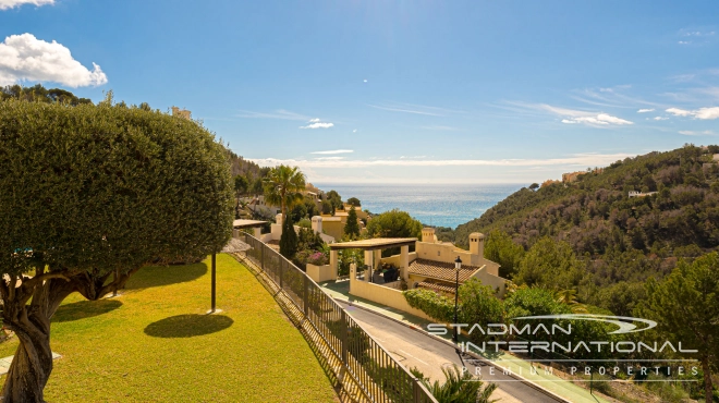 Romslig Hjørneleilighet med Vakker Sjøutsikt i Altea Hills