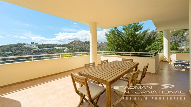 Romslig Hjørneleilighet med Vakker Sjøutsikt i Altea Hills