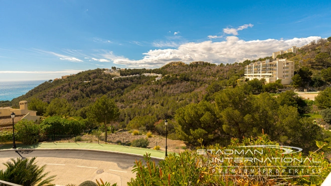 Romslig Hjørneleilighet med Vakker Sjøutsikt i Altea Hills
