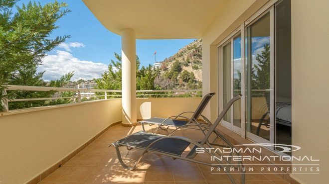 Romslig Hjørneleilighet med Vakker Sjøutsikt i Altea Hills