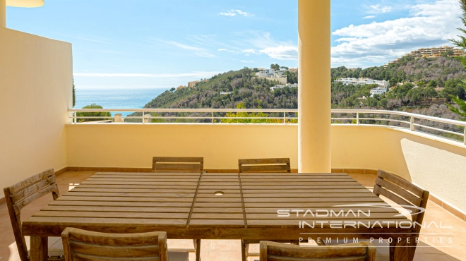 Romslig Hjørneleilighet med Vakker Sjøutsikt i Altea Hills