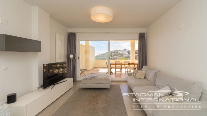 Romslig Hjørneleilighet med Vakker Sjøutsikt i Altea Hills