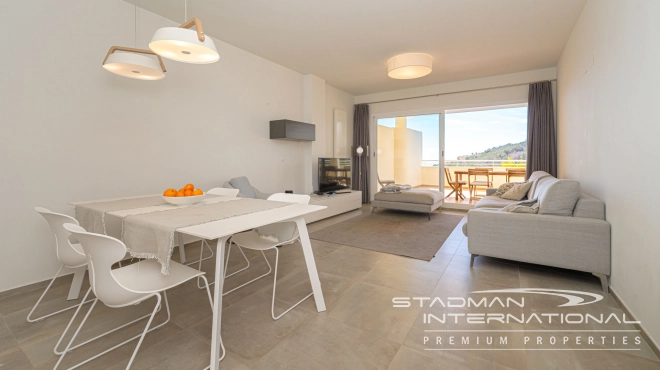 Romslig Hjørneleilighet med Vakker Sjøutsikt i Altea Hills