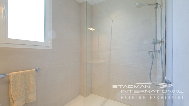 Romslig Hjørneleilighet med Vakker Sjøutsikt i Altea Hills