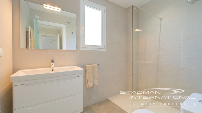 Romslig Hjørneleilighet med Vakker Sjøutsikt i Altea Hills