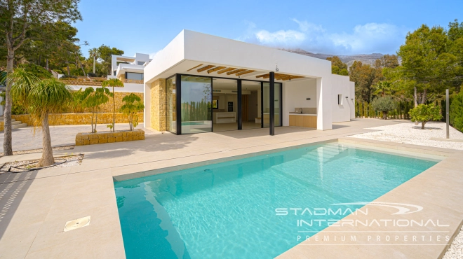 Moderna Villa de una Planta en Estilo Ibiza con Vistas al Mar