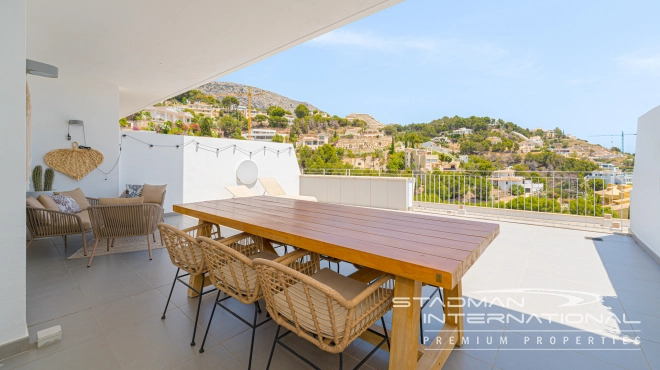 Moderne Leilighet med Havutsikt og Romslig Terrasse