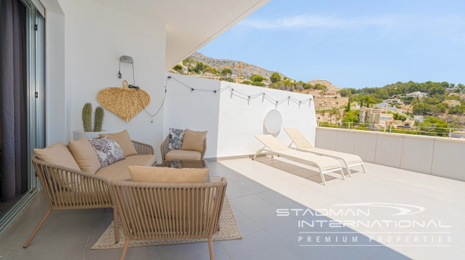 Moderne Leilighet med Havutsikt og Romslig Terrasse