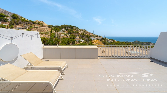 Moderne Leilighet med Havutsikt og Romslig Terrasse