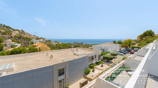 Moderne Leilighet med Havutsikt og Romslig Terrasse