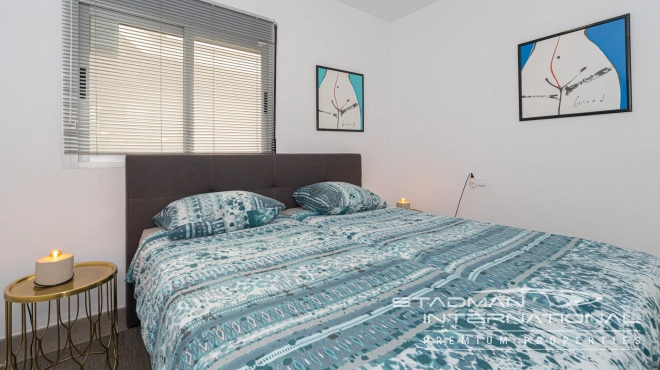 Moderne Leilighet med Havutsikt og Romslig Terrasse