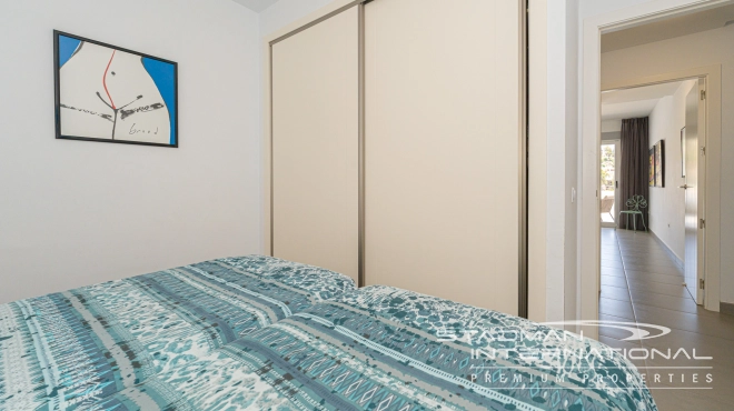 Moderne Leilighet med Havutsikt og Romslig Terrasse