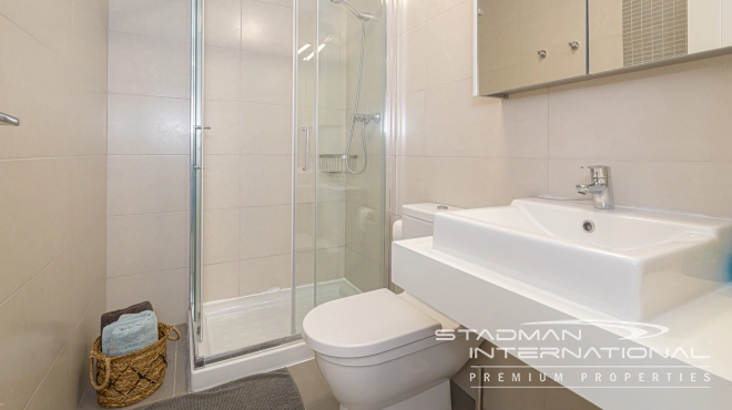 Moderne Leilighet med Havutsikt og Romslig Terrasse