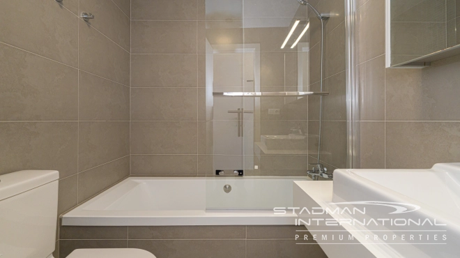 Moderne Leilighet med Havutsikt og Romslig Terrasse