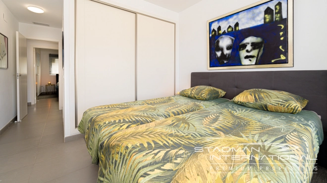 Moderne Leilighet med Havutsikt og Romslig Terrasse