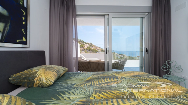 Moderne Leilighet med Havutsikt og Romslig Terrasse