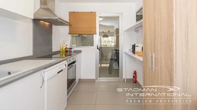 Moderne Leilighet med Havutsikt og Romslig Terrasse