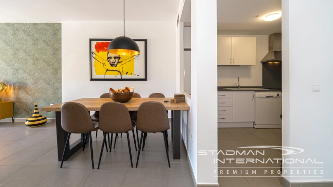 Moderne Leilighet med Havutsikt og Romslig Terrasse