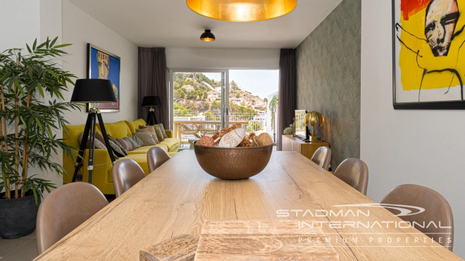 Moderne Leilighet med Havutsikt og Romslig Terrasse