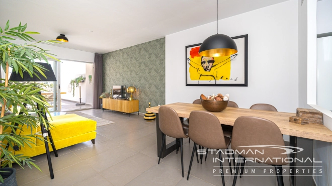 Moderne Leilighet med Havutsikt og Romslig Terrasse