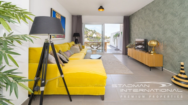 Moderne Leilighet med Havutsikt og Romslig Terrasse