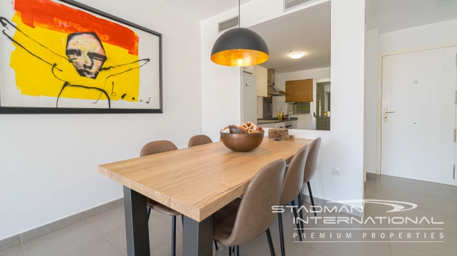 Moderne Leilighet med Havutsikt og Romslig Terrasse