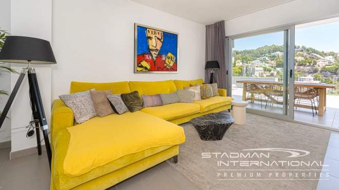 Moderne Leilighet med Havutsikt og Romslig Terrasse