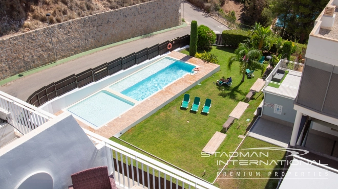 Moderne Leilighet med Havutsikt og Romslig Terrasse