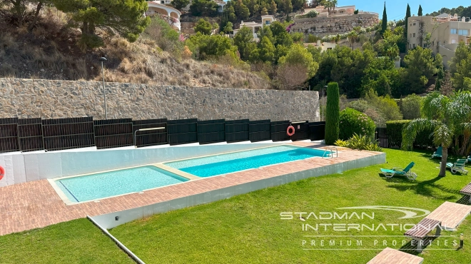 Moderne Leilighet med Havutsikt og Romslig Terrasse