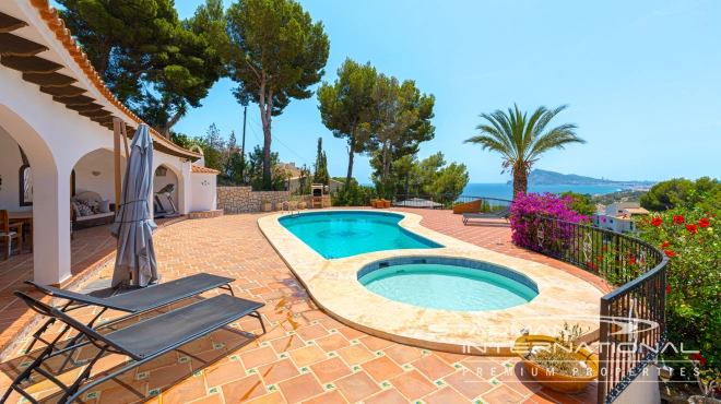 Centrally Located Villa on a Large Plot with Beautiful Sea Views