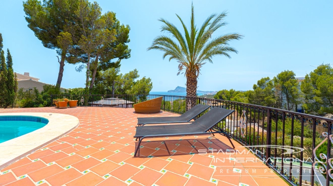 Centrally Located Villa on a Large Plot with Beautiful Sea Views