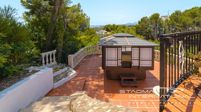 Centrally Located Villa on a Large Plot with Beautiful Sea Views