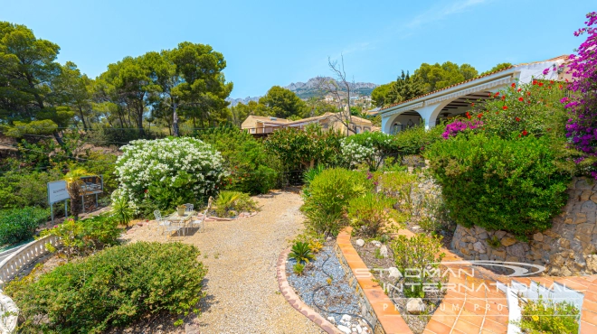 Centrally Located Villa on a Large Plot with Beautiful Sea Views