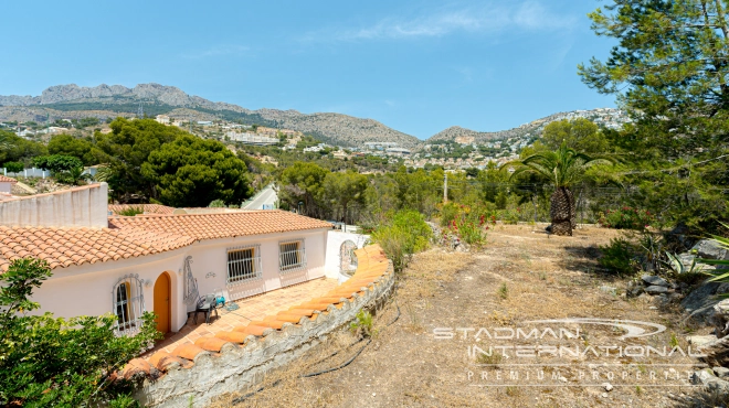 Centrally Located Villa on a Large Plot with Beautiful Sea Views