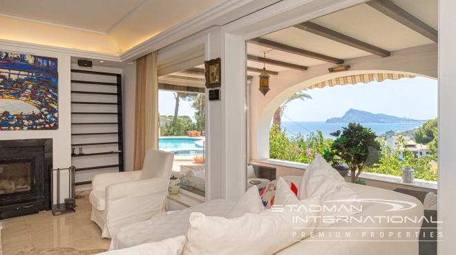 Centrally Located Villa on a Large Plot with Beautiful Sea Views