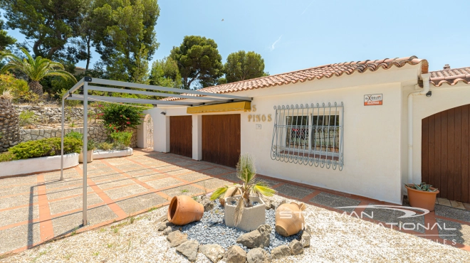 Centrally Located Villa on a Large Plot with Beautiful Sea Views