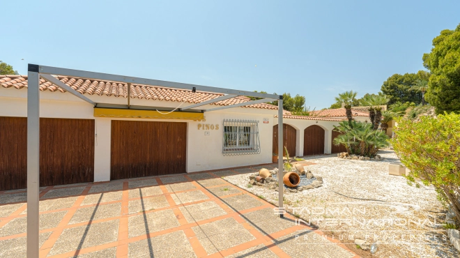 Centrally Located Villa on a Large Plot with Beautiful Sea Views