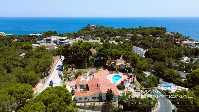 Centrally Located Villa on a Large Plot with Beautiful Sea Views
