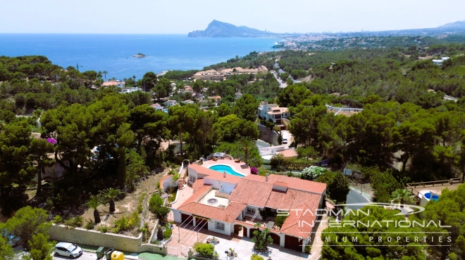 Centrally Located Villa on a Large Plot with Beautiful Sea Views