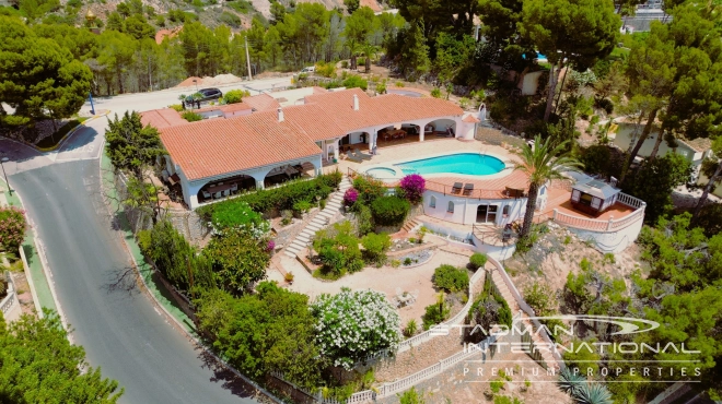 Villa Céntrica en una Amplia Parcela con Preciosas Vistas al Mar