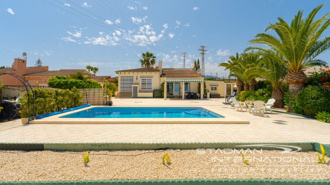 Single Storey Villa with Pool and Beautiful Sea Views