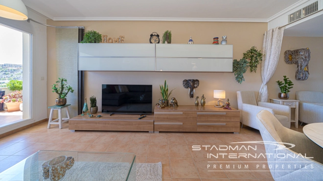 Toppleilighet med Romslige Terrasser og Havutsikt i Altea Hills