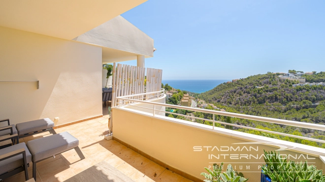 Toppleilighet med Romslige Terrasser og Havutsikt i Altea Hills