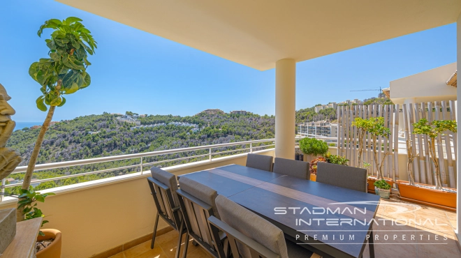 Toppleilighet med Romslige Terrasser og Havutsikt i Altea Hills
